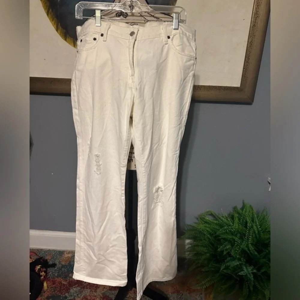 J crew NWT white distressed jeans. Tag has the fit